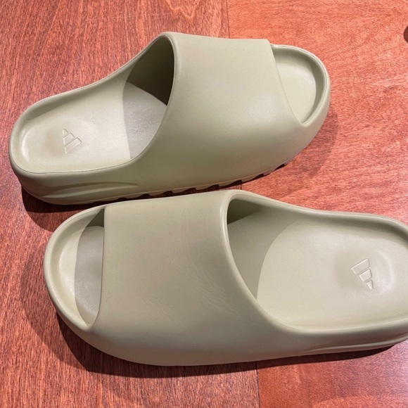 Men size 9 Yeezy Slides - Picture 4 of 13
